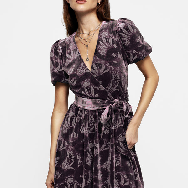 farm rio red paisley scarf knit mini dress Farm Rio Monochrome Elegance Scarf Print Mini Dress main image 1
