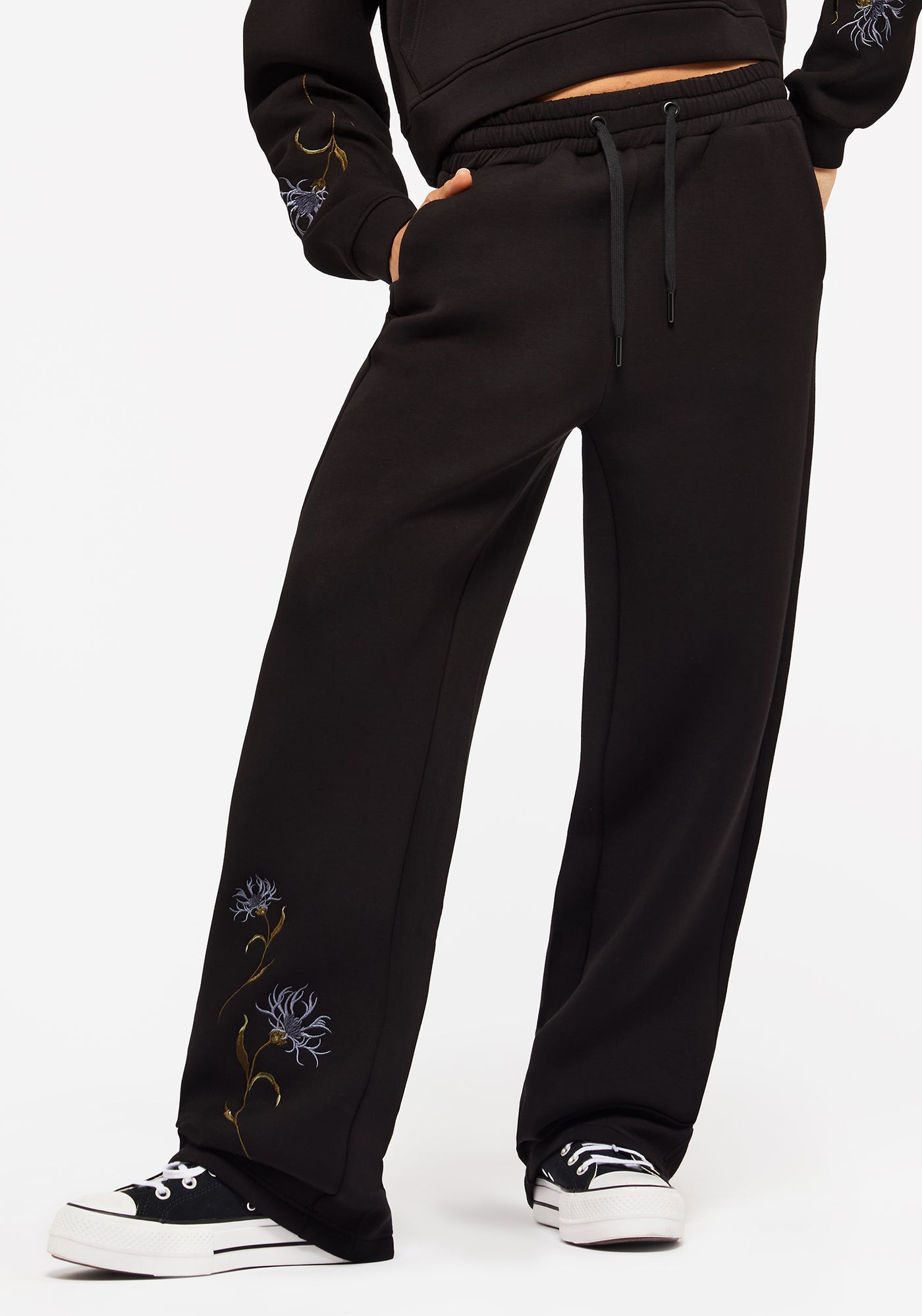 パンツ Jentlouis Embroidered Sweat Panta Rosanella Floral Embroidered Wide Leg Sweatpants | Disturbia