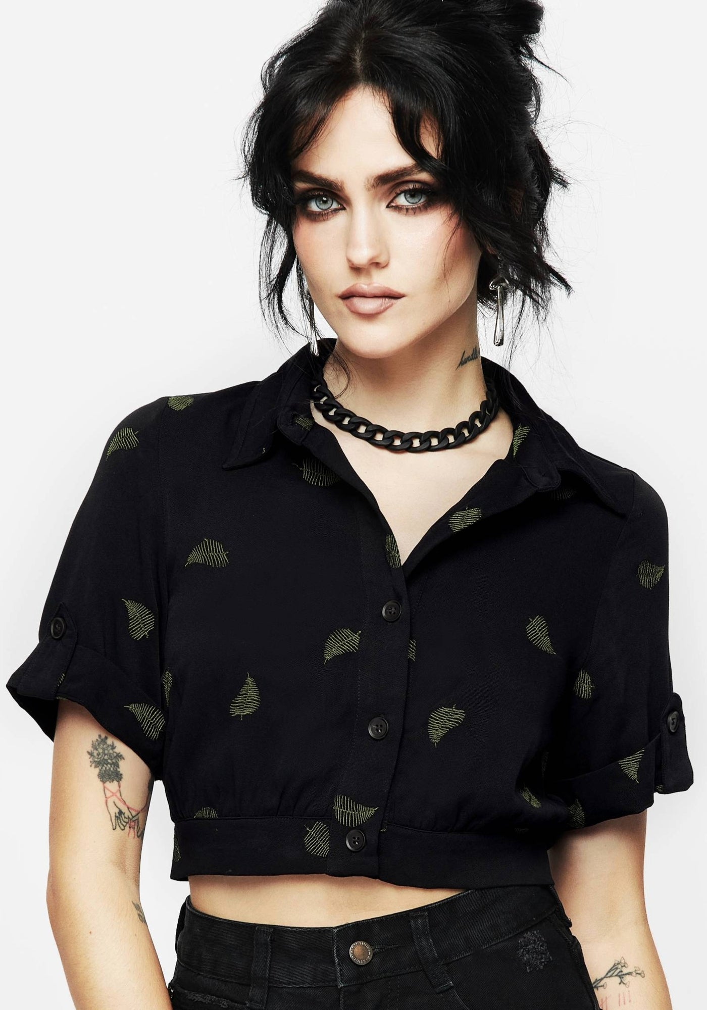 Osmunda Fern Embroidered Short Sleeve Crop Shirt | Disturbia