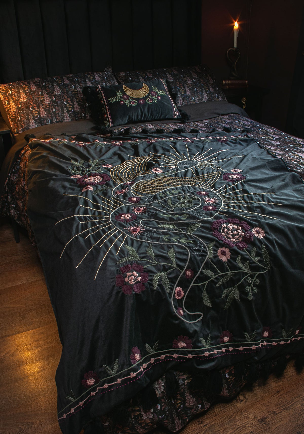 Kobra Embroidered Snake Blanket